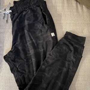 Charcoal camo small vuori joggers